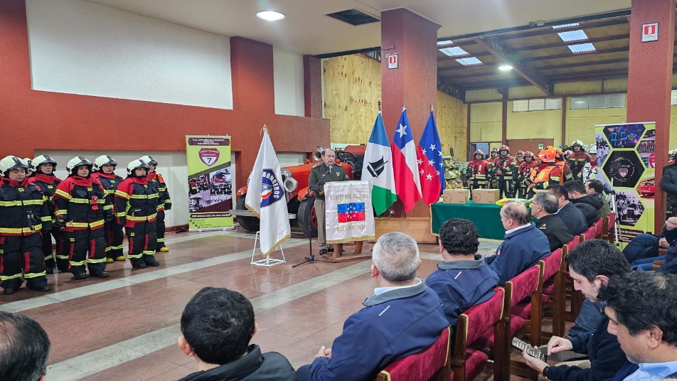 Bomberos de Puerto Montt reciben nuevo equipamiento de protección personal